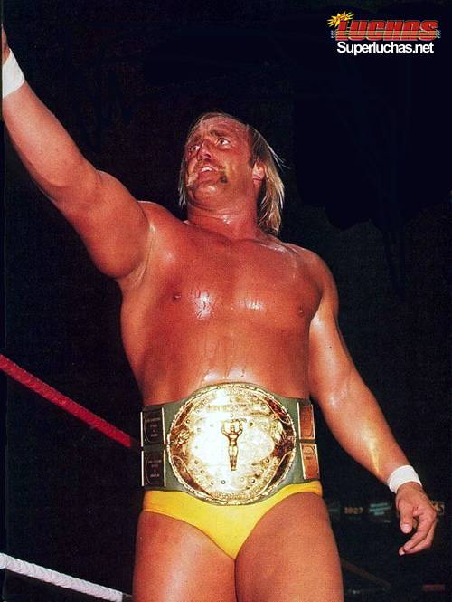 RARA foto de Hulk Hogan con el antiguo cinturón de campeonato WWF