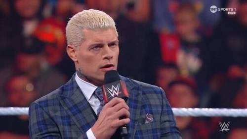 Superluchas - Un hombre de traje habla por un micrófono sobre 3x3: Lo mejor y lo peor de WWE RAW 27 de noviembre 2023.