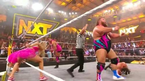 Superluchas - Un grupo de luchadores en un ring con un árbitro muestra sus habilidades y destrezas durante un intenso combate de WWE NXT el 7 de noviembre de 2023.
