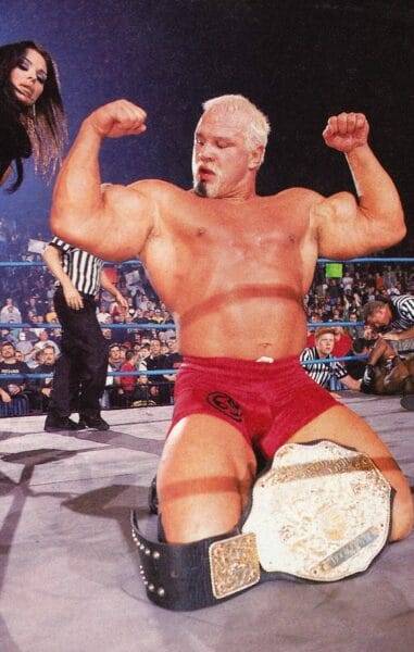 Superluchas - Scott Steiner está posando con una mujer en el ring, indicando una posible traición con su hermano.