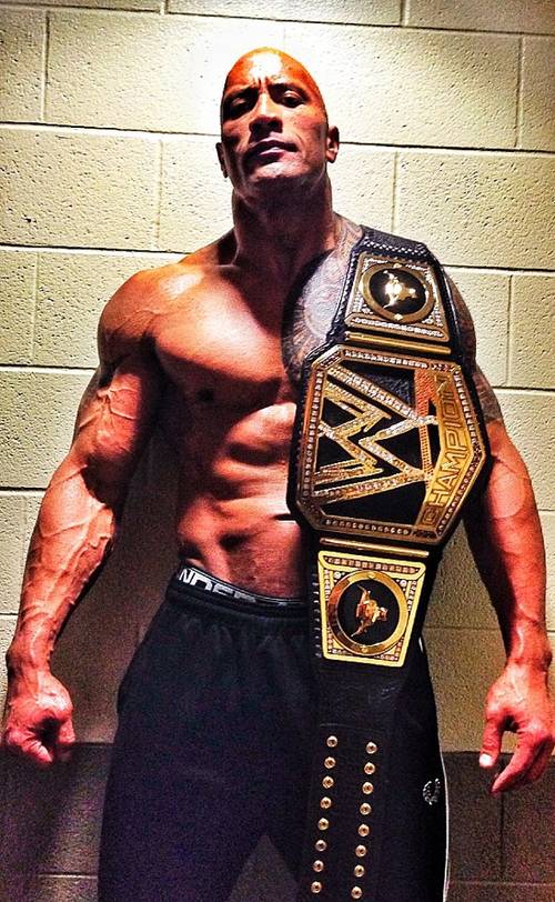The Rock con el nuevo campeonato de WWE/ imagen The Rock en facebook