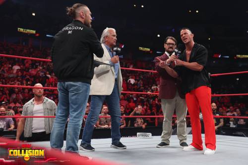 Superluchas - Luchadores de la WWE en un ring hablando entre ellos durante un evento de Tony Khan.