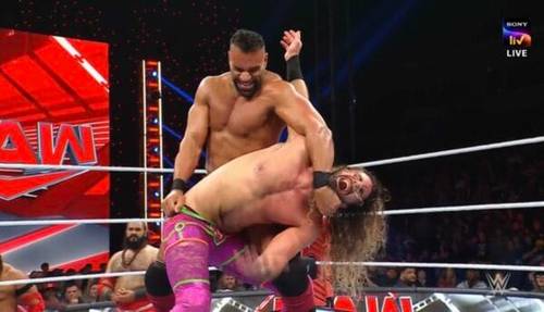 Superluchas - Dos luchadores están luchando en un ring de WWE RAW.