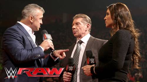 Shane McMahon Regresa a WWE para confrontar a Stephanie McMahon y Vince McMahon (22/02/2016 - WWE Monday Night Raw - Detroit, Michigan) / YouTube-com/WWE