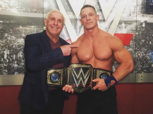 Ric Flair celebra que John Cena es Campeón WWE e igualó su récord como 16 veces Campeón Mundial en el WWE Royal Rumble 2017 (29/01/2017) / Twitter.com/RicFlairNatrBoy