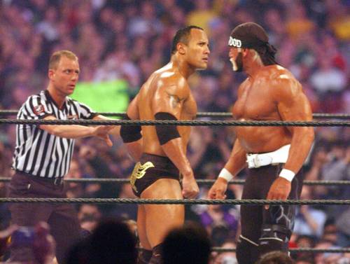 Mike Chioda arbitrando The Rock vs Hulk Hogan en WrestleMania