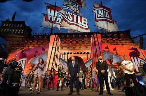 Vince McMahon y las Superestrellas de WWE en la apertura de WrestleMania 37 - WWE