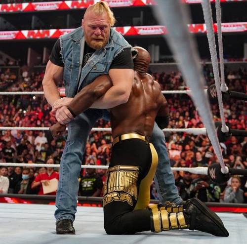 Brock Lesnar intentar romper el brazo a Bobby Lashley