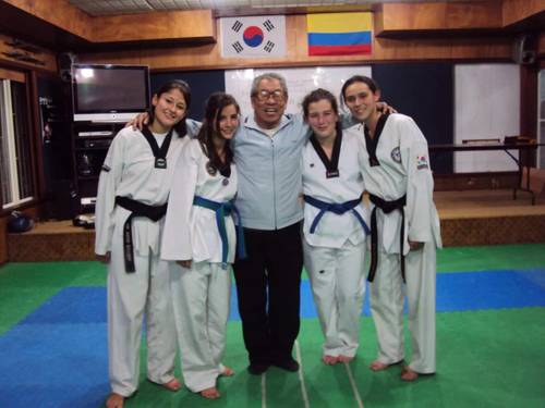 Kyong Duk Lee, Gran Maestro de Taekwondo, con algunos de sus alumnos