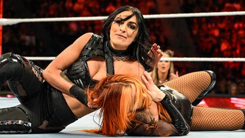 Sonya Deville domina a Becky Lynch con un candado al cuello a ras de lona en Raw (05/06/2023) / WWE