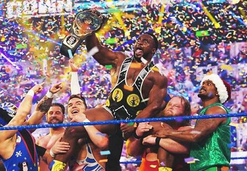 Big E celebrando junto a varios luchadores en el episodio de SmackDown del 25 de diciembre de 2020 - WWE