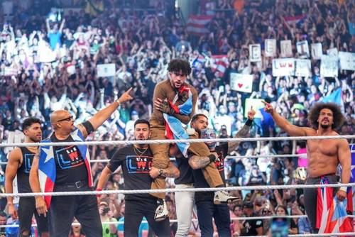 Savio Vega y Carlito junto a la LWO sosteniendo a Bad Bunny tras su victoria en WWE Backlash 2023