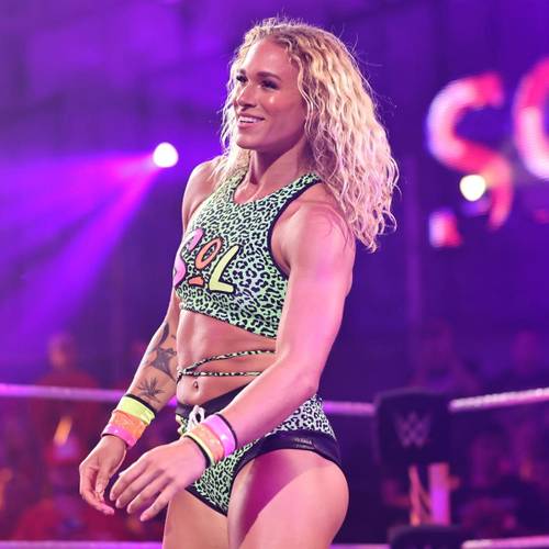 Superluchas - Una luchadora con un traje con estampado de leopardo parada en un ring de NXT.