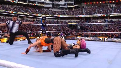 Becky Lynch y Dakota Kai en WrestleMania 39