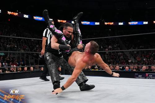 Matt Hardy atizando con una bomba a Daniel García en AEW Rampage