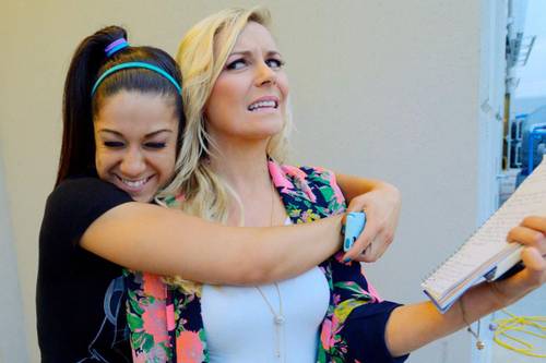 Bayley abraza a Renee Young / WWE