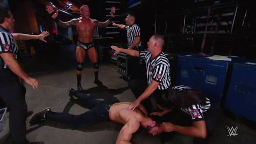 Randy Orton atacando a Drew McIntyre - Raw 24 de agosto 2020