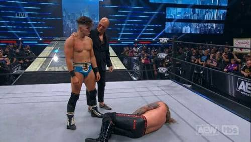 Superluchas - Dos luchadores en el suelo en un ring de lucha libre, Sammy Guevara traicionando a Chris Jericho.