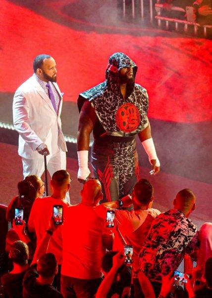 Omos entrando en WWE Backlash 2023 con MVP