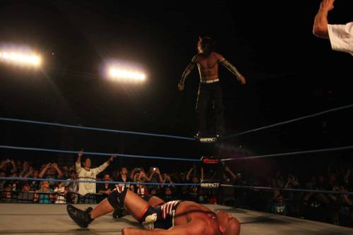 Jeff Hardy se prepara al vuelo sobre Kurt Angle / Imagen cortesía de TNAwrestling.com para Súper Luchas