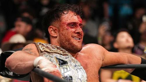 Superluchas - Un luchador de la IWC con sangre en la cara sostiene un cinturón.