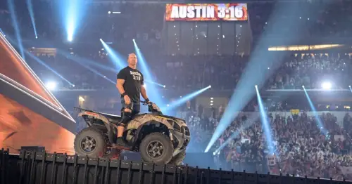 Stone Cold Steve Austinm sale al escenariop en WrestleMania 38