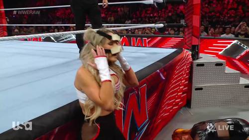 Una luchadora enmascarada en el ring de WWE RAW.