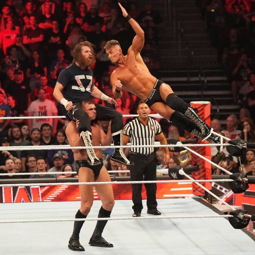 Gunther y Ludwig Kaiser vs Sami Zayn y Kevinn Owens en WWE Raw