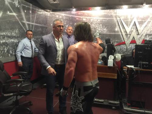 AJ Styles contronta a Shane McMahon en Backstage tras ser derrotado por Randy Orton y quedar fuera del evento estelar de WWE WrestleMania 33 (07/03/2017, tras finalizado WWE SmackDown Live) / Instagram.com/WWE