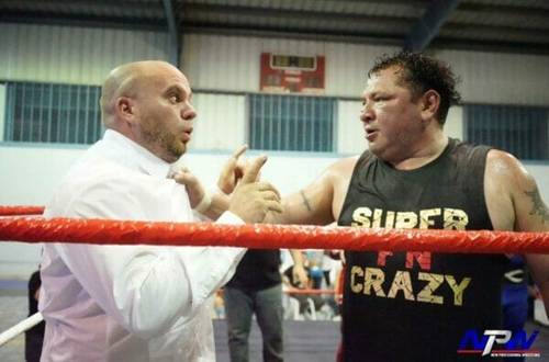 Superluchas - Dos hombres en un ring de boxeo hablando entre sí en la Semana Nacional de Prevención.