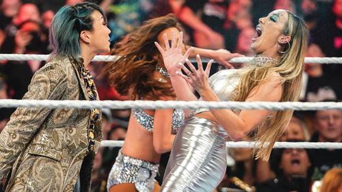 Asuka ataca a Chelsea Green en WWE Raw delante de Carmella
