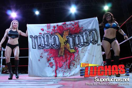 Bellas Edecanes sostienen el logo de Todo x El Todo (30/11/13) / Photo by: Rostro Oculto - @isrostro