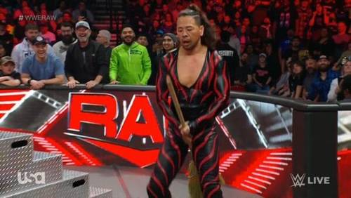 Superluchas - Un luchador sostiene un bate frente a una multitud durante WWE RAW.