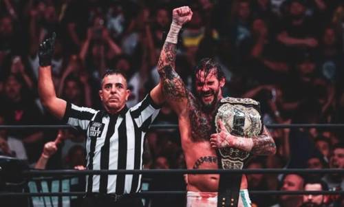 CM Punk logrando el Campeonato Mundial de Peso Completo AEW en All Out 2022