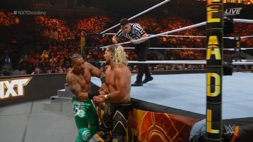 Superluchas - Dos luchadores en el ring con un árbitro, mostrando lo mejor y lo peor de NXT.