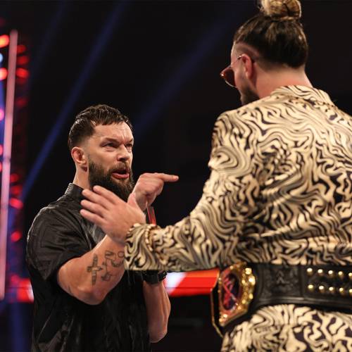 Finn Bálor señala con el dedo a Seth Rollins en Raw (12/06/2023) / WWE