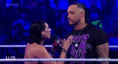 Superluchas - Un luchador hablando con otro luchador en un ring de lucha libre durante 3x3: Lo mejor y lo peor de WWE RAW 2 de octubre 2023.