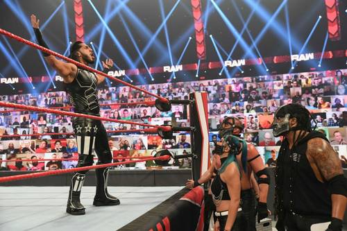 Superluchas - Un grupo de luchadores en un ring de lucha libre participando en un evento de la WWE.