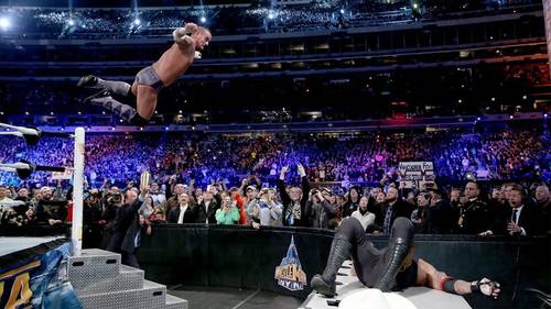 CM Punk volando sobre The Undertaker en Wrestlemania 29