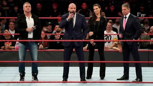 Shane McMahon, Triple H, Stephanie McMahon y Vince McMahon