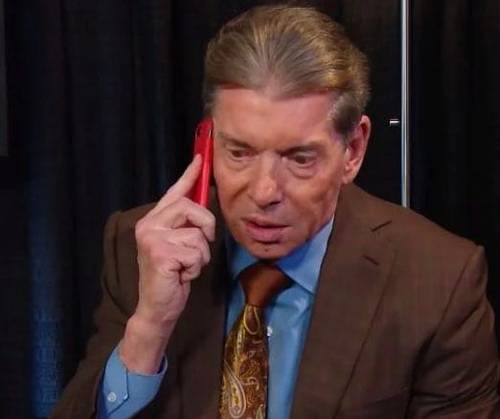 Superluchas - Un hombre de traje hablando por teléfono celular llamado Mark Henry fue interrumpido por una llamada de Vince McMahon, pero decidió ignorarla y colgó.