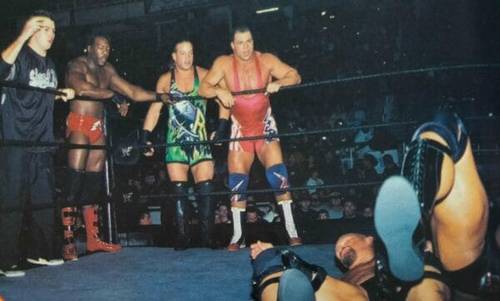Superluchas - Un grupo de luchadores en un ring de lucha libre, incluido el malestar de Rob Van Dam con Steve Austin.