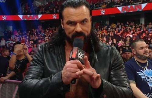 Superluchas - Drew McIntyre, vestido con una chaqueta de cuero, habla por un micrófono sobre su búsqueda por el Campeonato Mundial de Peso Completo en el primer RAW de 2024.