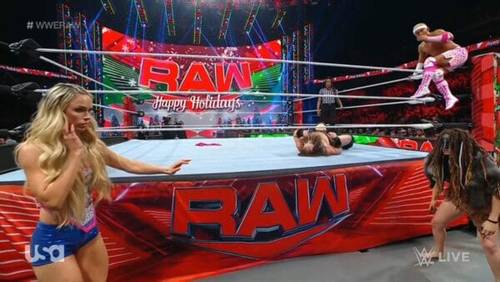 Superluchas - Un grupo de luchadores que muestran los mejores y peores momentos de WWE RAW el 18 de diciembre de 2023.