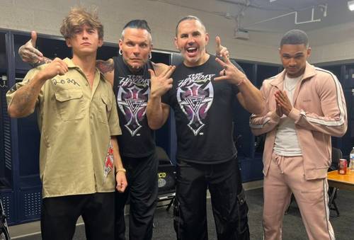 Hook Jeff Hardy Matt Hardy e Isiah Kassidy en el vestuario de AEW