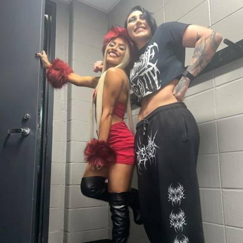 Rhea Ripley y Zelina Vega en el vestuario de WWE