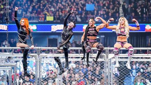 Superluchas - Un grupo de luchadoras paradas encima de una valla, mostrando su fuerza y solidaridad en el mundo de la WWE.