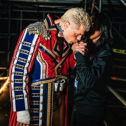 Cody Rhodes besando la mano de Brandi Rhodes antes de entrar en WrestleMania 38