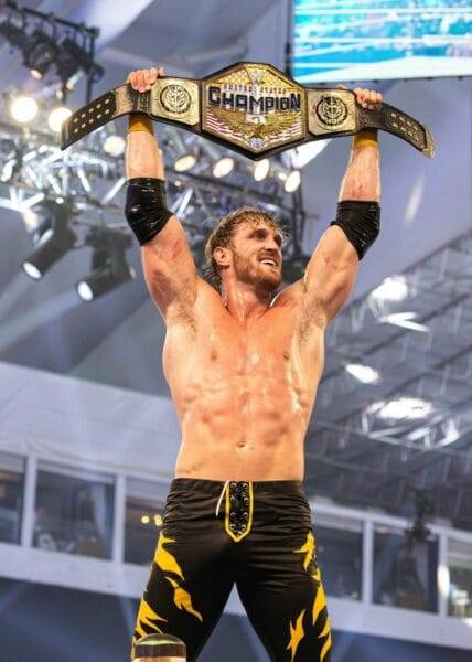 Superluchas - Logan Paul, el Campeón Indiscutible, sosteniendo un cinturón de lucha libre.