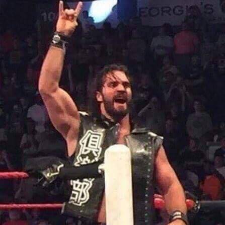Seth Rollins posando con la chaqueta de AJ Styles